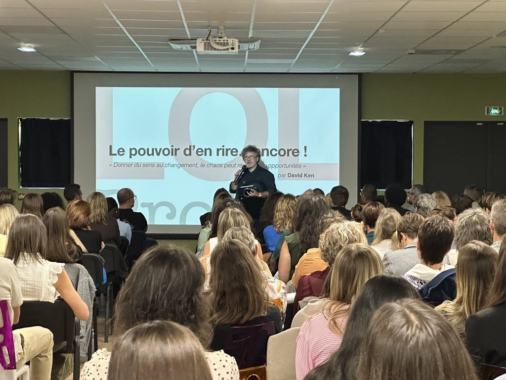 David Ken sur scène pendant sa conférence « Le pouvoir d’en rire » devant une salle comble