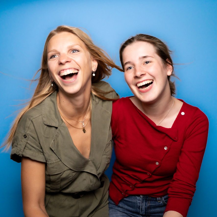 Éclat de rire en duo dans la LOL Box du LOL Project, photo David Ken